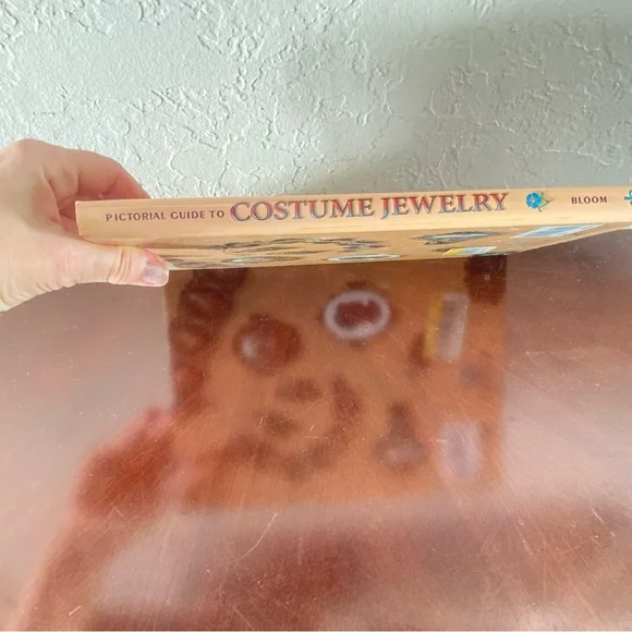 Pictorial Guide to Costume Jewelry ID & Value Ariel Bloom 2008 First Ed HB Book - Picture 4 of 5
